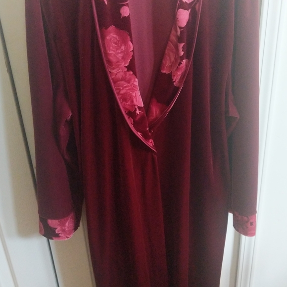 Long Velvet Robe Women Size XL Vintage 70s Floral Trim California Miss Burgundy - Picture 9 of 9